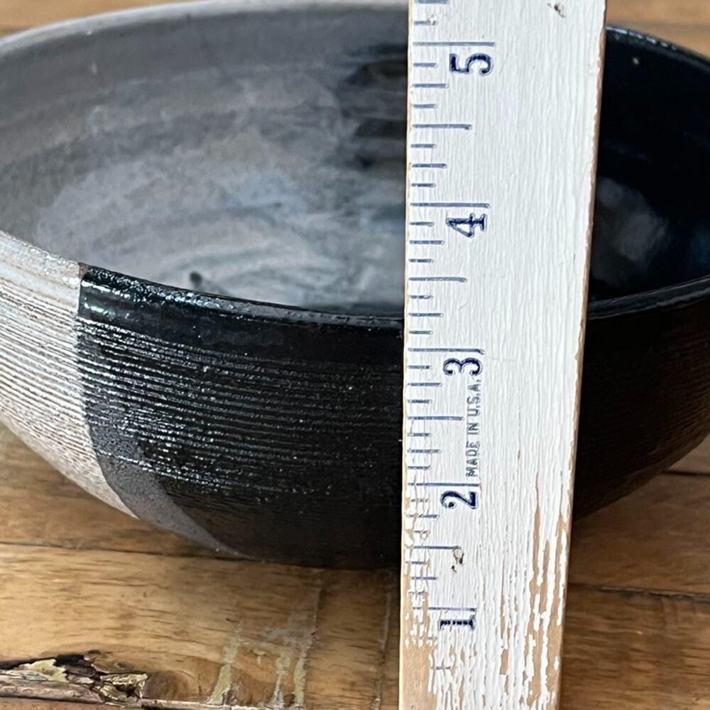 Studio Art Pottery Bowl 7.5" Dark Blue & Ivory Two Tone Glaze Rib Texture - Picture 11 of 12